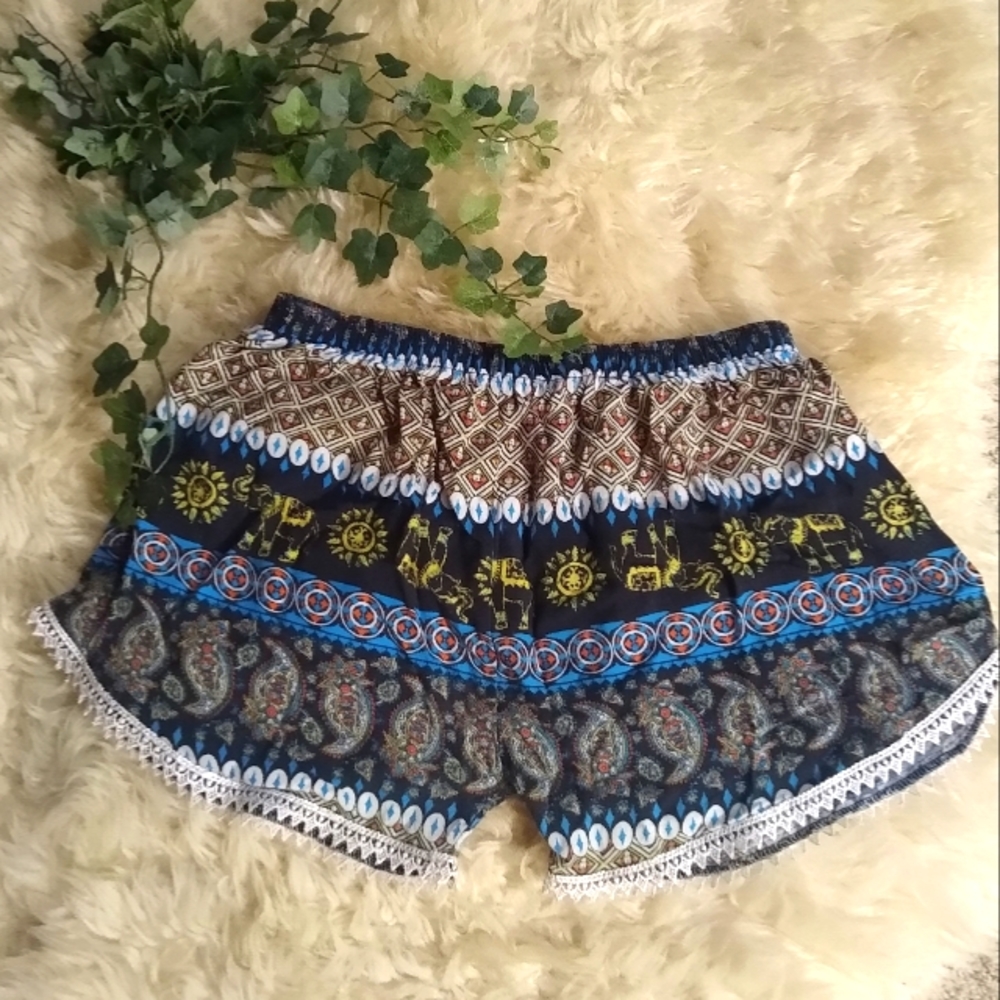 Flowy bohemian shorts with lace trim